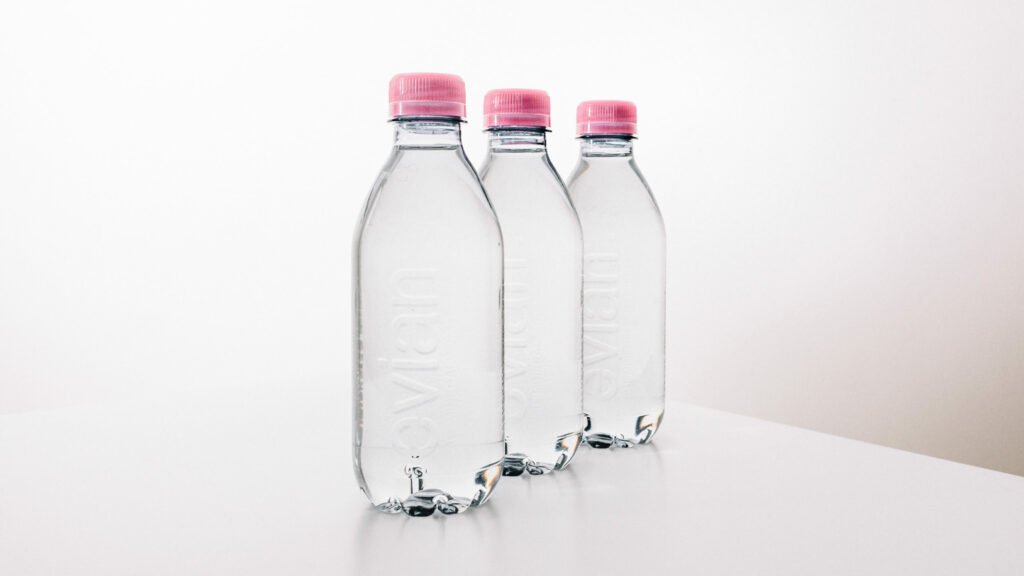 Sans étiquette et 100% recyclable Evian dévoile sa nouvelle bouteille